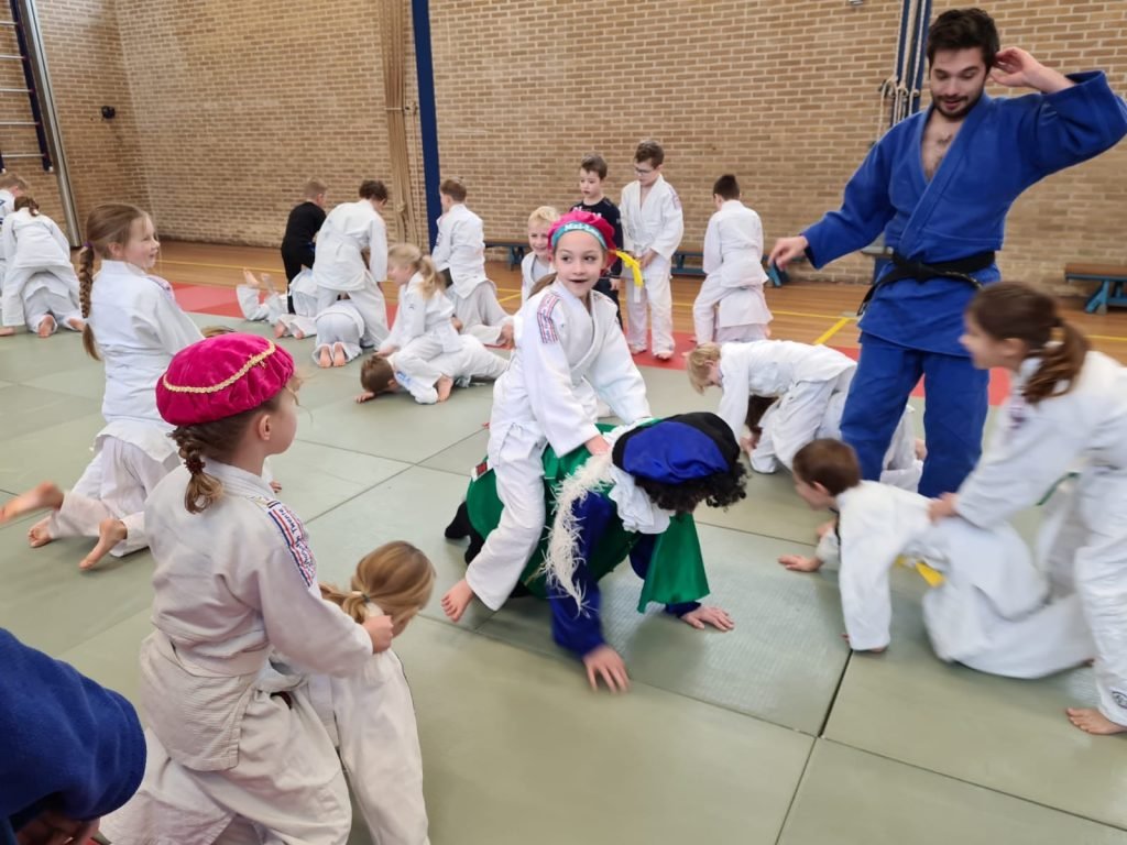 Judoka's leren paardrijden van de Pieten