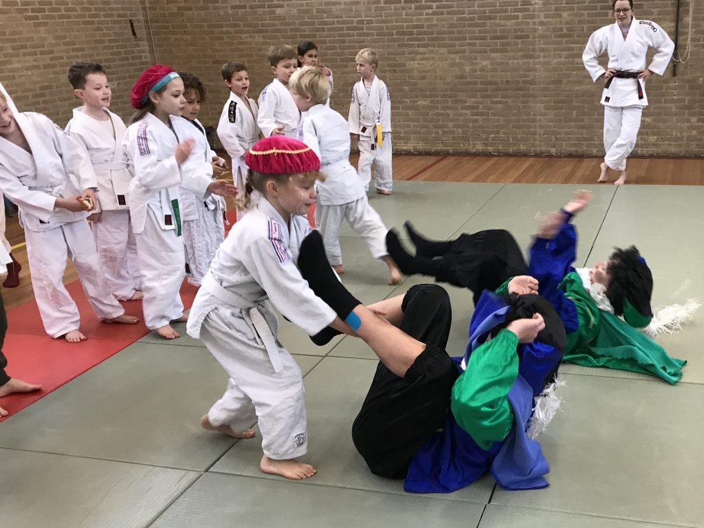 Merel helpt Grote Piet zonder naam met de judorol