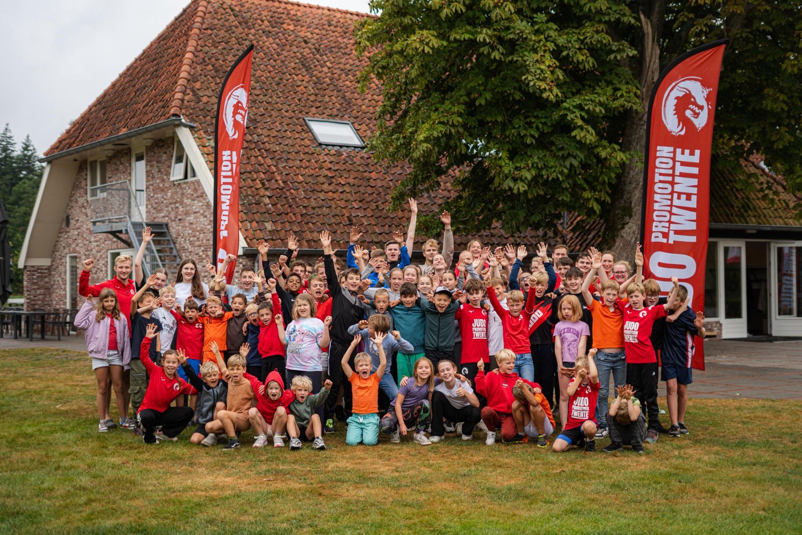 Groepsfoto van alle kinderen en leiding na afloop van JPT Kamp 2025