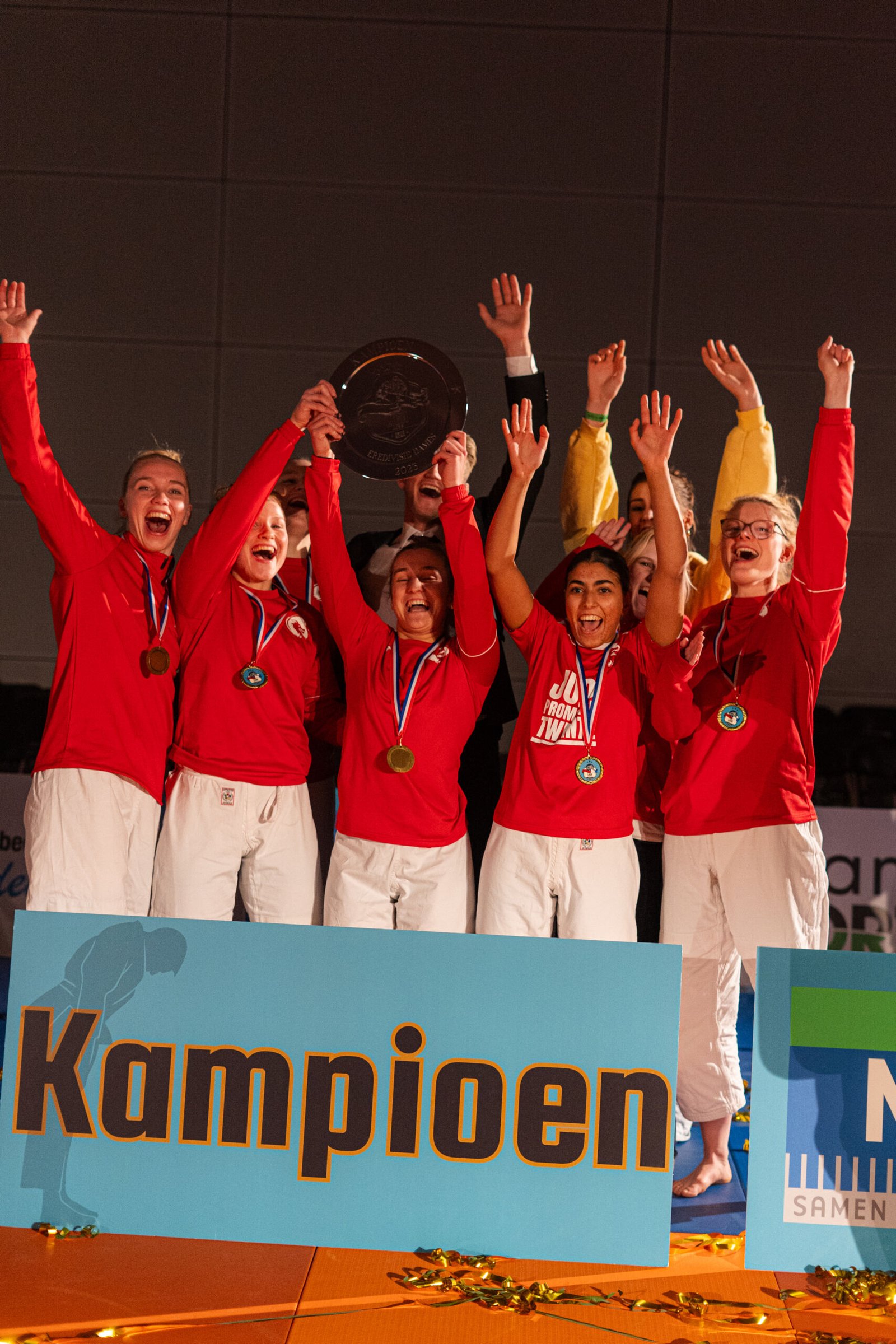 Damesteam Judopromotion Twente viert het kampioenschap in de Judoliga Dames 2025 in Hoogvliet