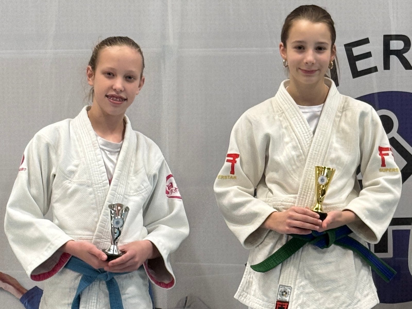 Merle Spijker en Ashley Harcarik - judo Hengelo