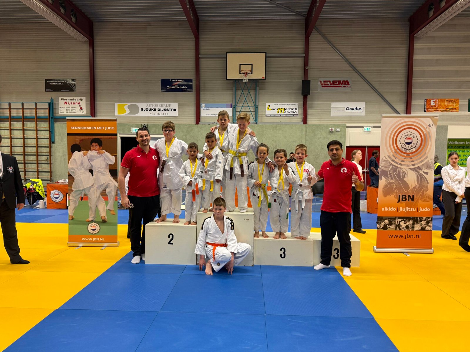 Acht nieuwe scheidsrechters van Judo Promotion Twente in Markelo en Eelde maken hun debuut op de mat.