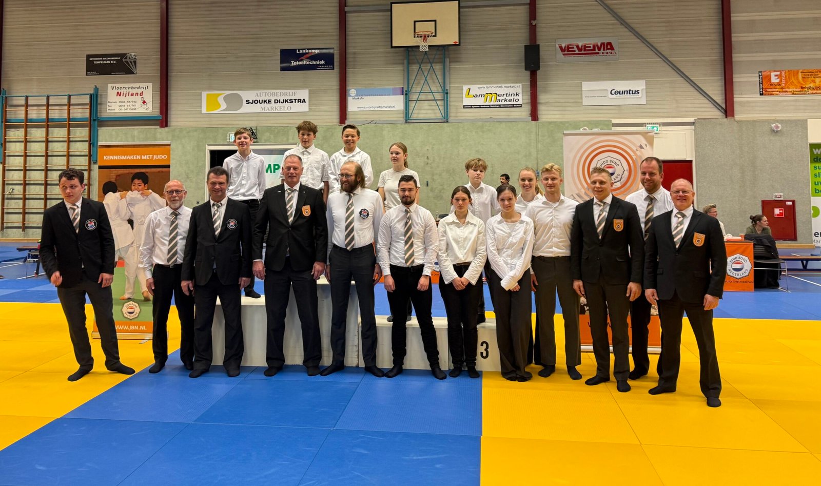 Acht nieuwe scheidsrechters van Judo Promotion Twente in Markelo en Eelde maken hun debuut op de mat.
