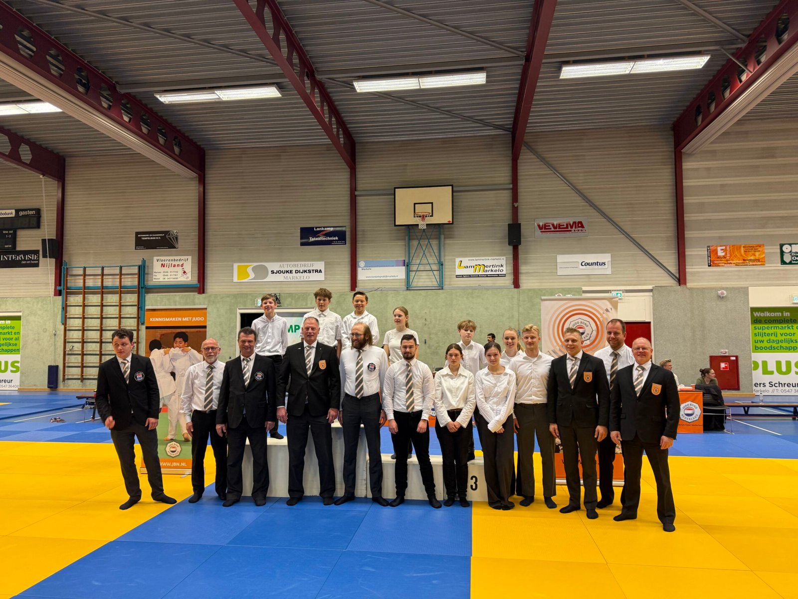 Acht nieuwe scheidsrechters van Judo Promotion Twente in Markelo en Eelde maken hun debuut op de mat.