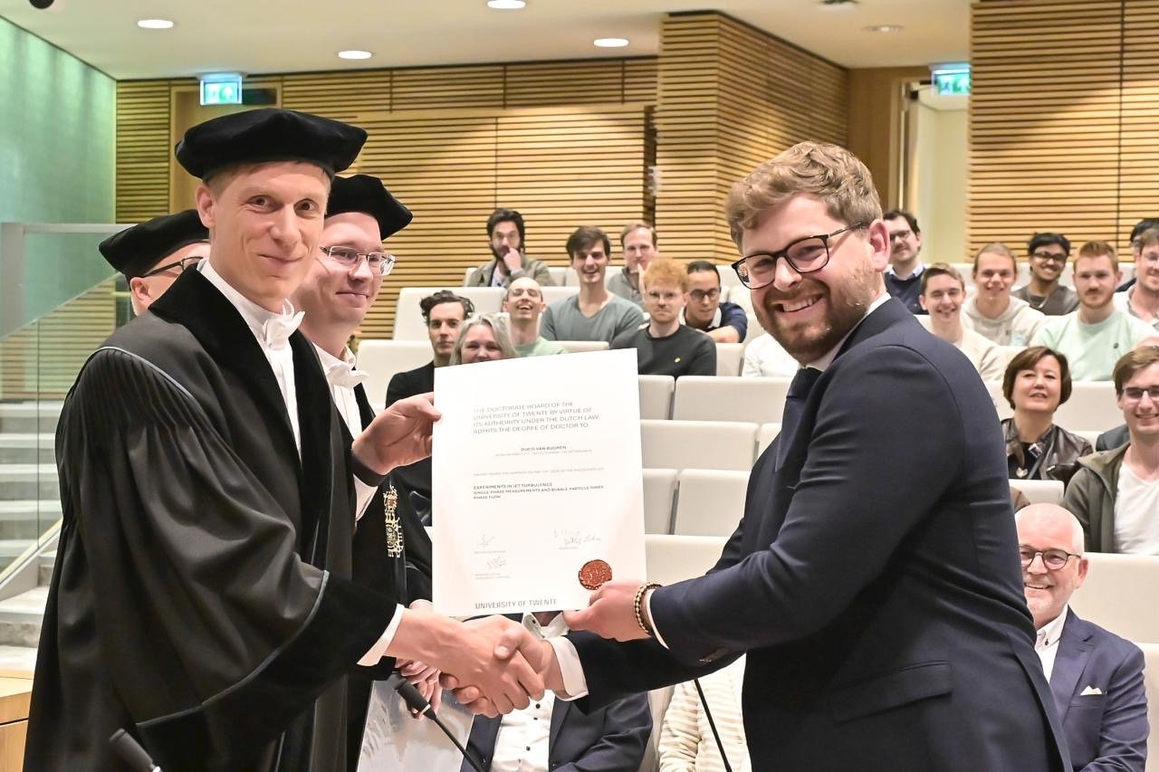 Duco van Buuren neemt zijn bul in ontvangst